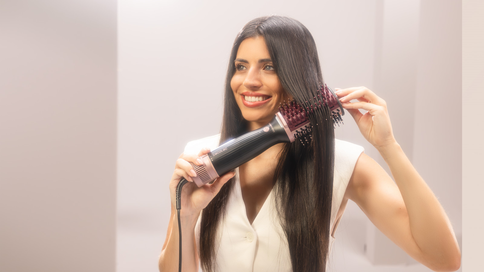 Diseño seguro y cómodo: La punta fría del Air DryBold Elite permite un manejo seguro, evitando quemaduras y facilitando el control durante el peinado. Este diseño ergonómico convierte al Air DryBold Elite en el aliado perfecto para transformar tu rutina de belleza diaria.