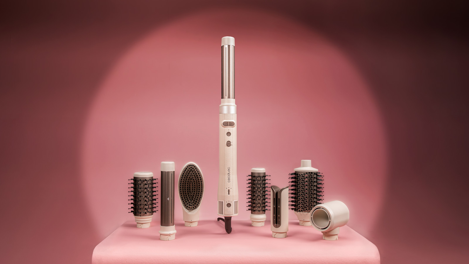 Versatilidad 8 en 1: Descubre el CeramicCare 8in1 AirGlisse Gyro Champagne, un moldeador de pelo que transforma tu rutina de peinado. Con su cabezal alisador SilkLisse, cilindros rizadores con tecnología Coanda, y cepillos de 60 mm, 50 mm y 38 mm, podrás alisar, rizar y moldear con facilidad, adaptándose a cualquier estilo que desees.