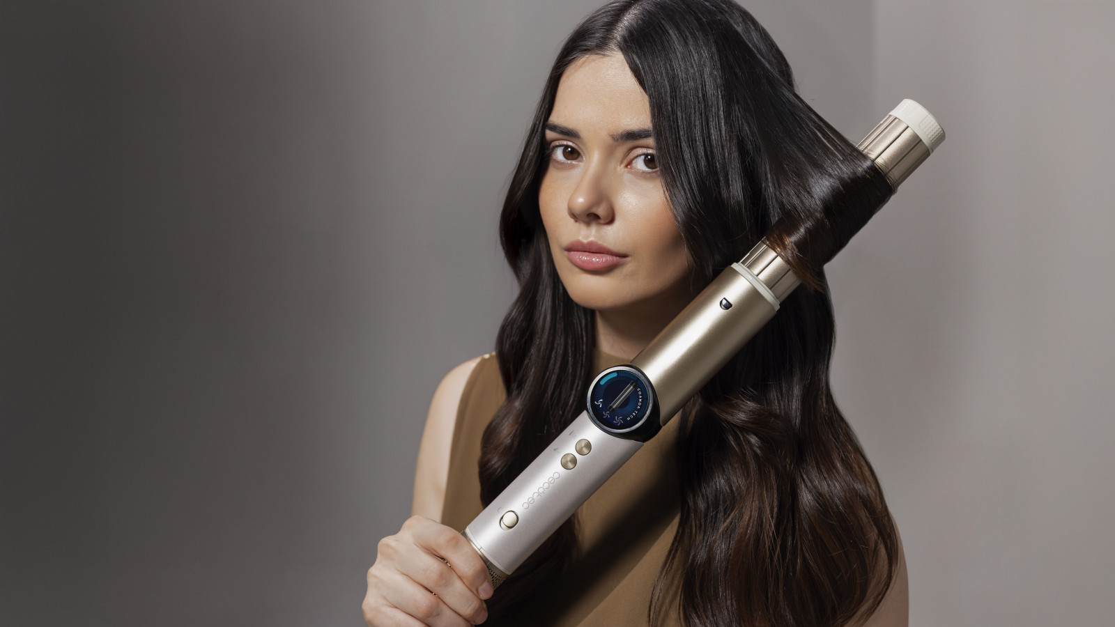 ¡Descubre el poder del peinado en casa con el AirGlisse 14in1 Flex Black! Este cepillo moldeador revoluciona tu rutina de belleza con 14 cabezales intercambiables, permitiéndote crear desde rizos perfectos hasta alisados impecables con un solo dispositivo.