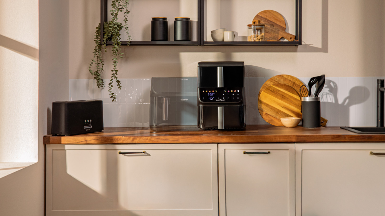 Cocina más, ocupa menos espacio. 2 cubetas superpuestas de 3,5 y 6,5 L que permiten cocinar dos platos a la vez de diferentes maneras, ocupando menos espacio en la encimera gracias a su diseño vertical.