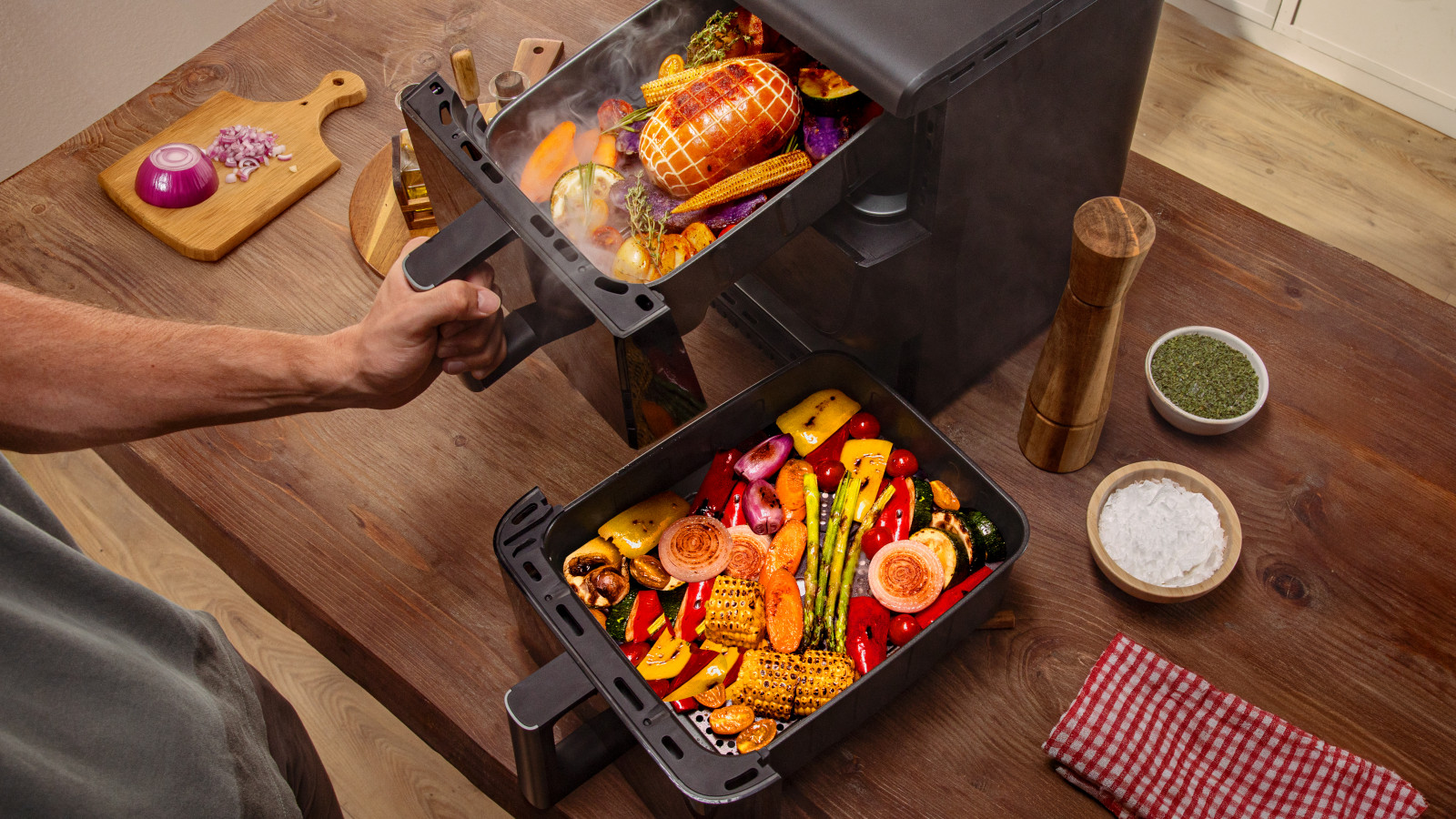 Recetas perfectas con un clic. 10 menús: elige el más adecuado para cada momento y olvídate de las preocupaciones, la Cecofry ajustará automáticamente el tiempo y la temperatura para obtener el punto ideal. Panel táctil multifunción a color. Cocina de manera cómoda e intuitiva.