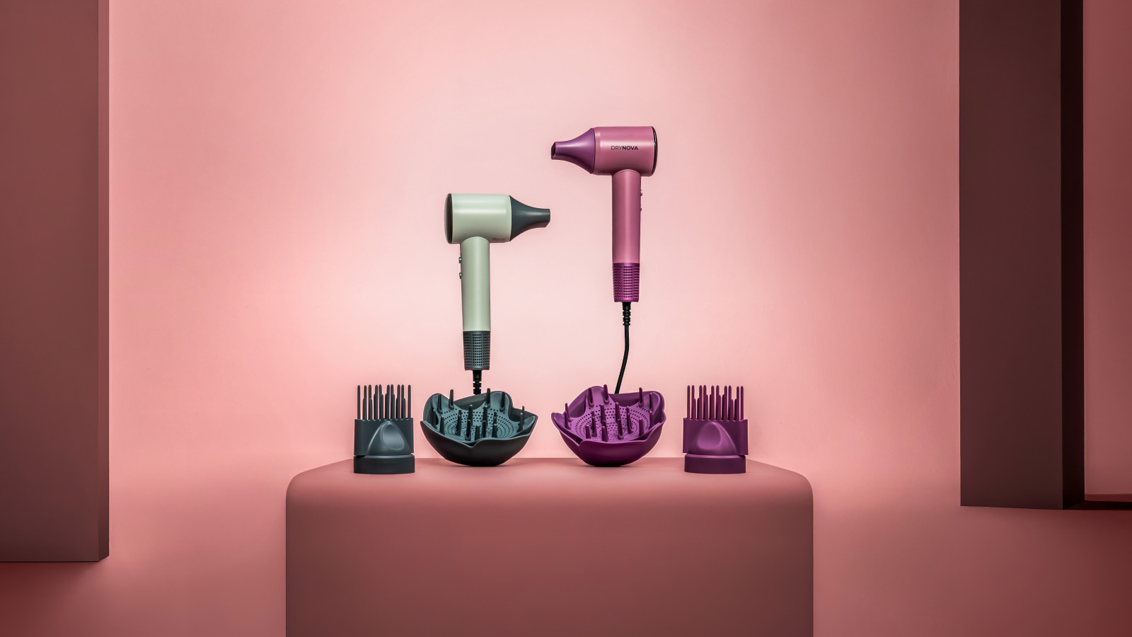 Descubre el DryNova 3in1 Mint, un secador de pelo brushless que redefine el cuidado del cabello. Con su diseño compacto y ligero, es perfecto para quienes buscan comodidad y eficiencia en un solo producto. Su potente motor de 1600 W y velocidad de 110,000 rpm garantizan un secado rápido y efectivo, reduciendo el tiempo de exposición al calor.