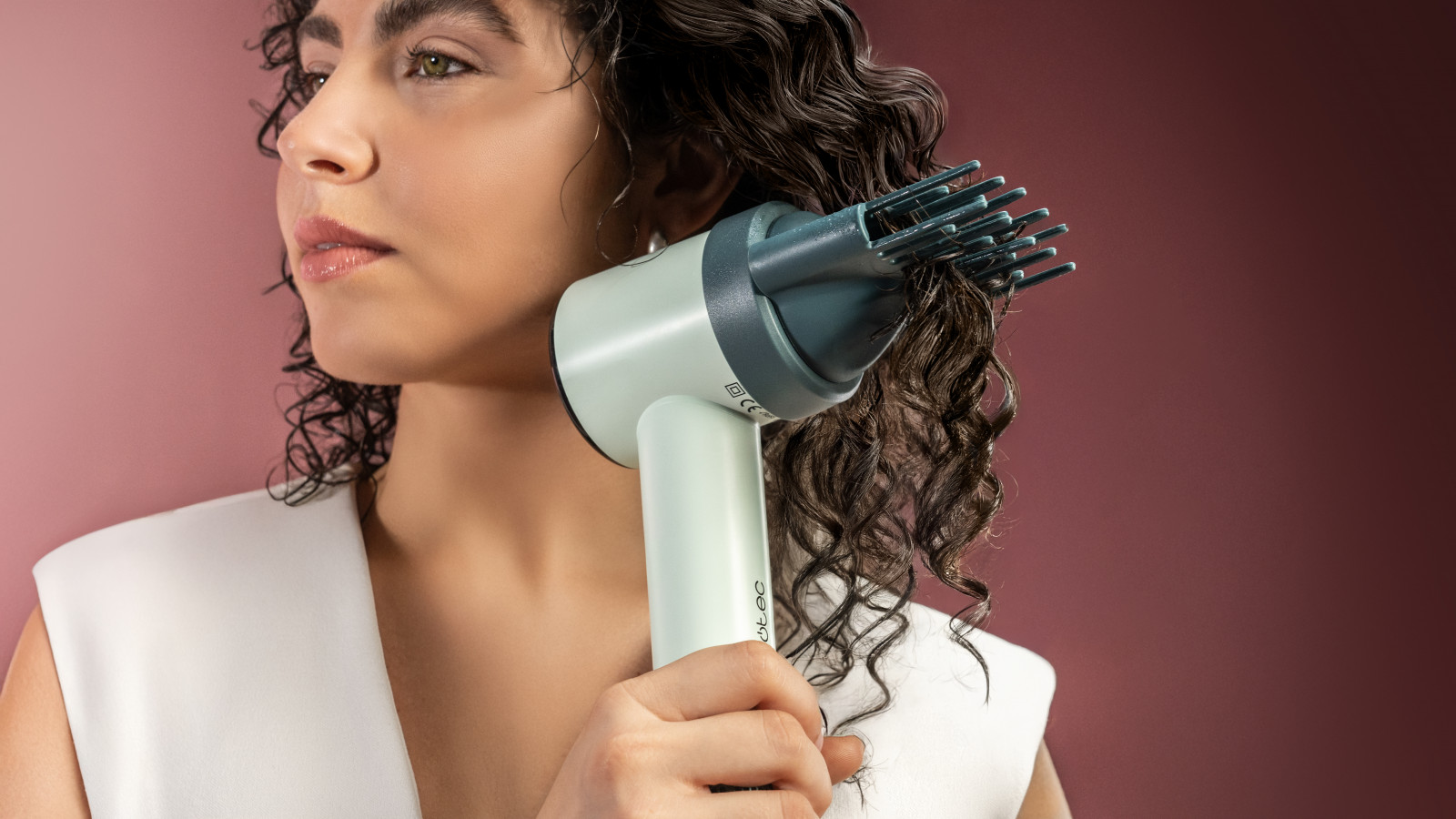 Este innovador secador incluye tres cabezales intercambiables: un voluminizador de raíz, un difusor para rizos definidos y un concentrador para un alisado perfecto. Su funcionamiento silencioso, gracias a un motor de última generación, permite un uso discreto en cualquier momento del día.