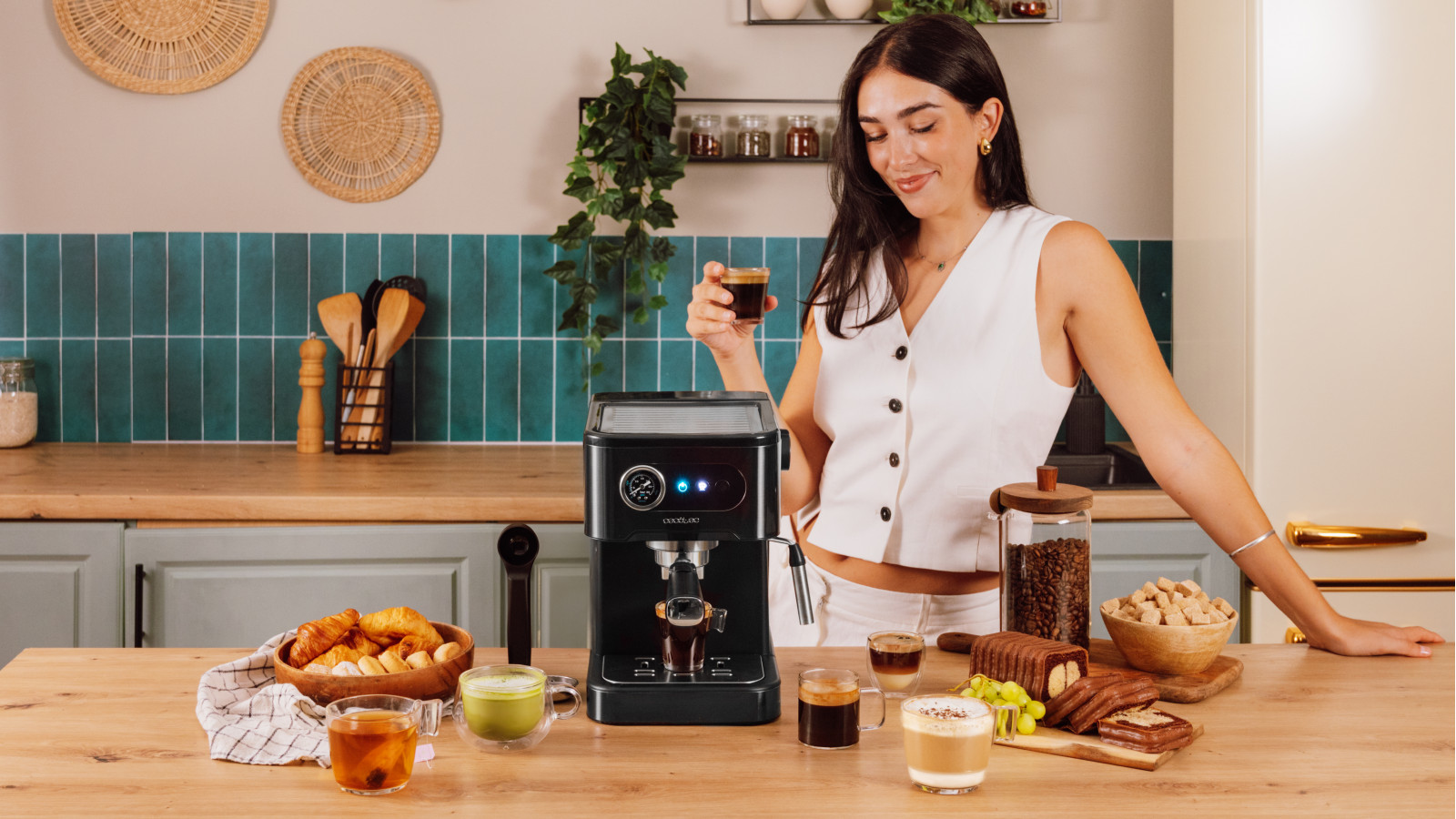 Cafetera express: prepara tus cafés espressos y cappuccinos rápidamente.