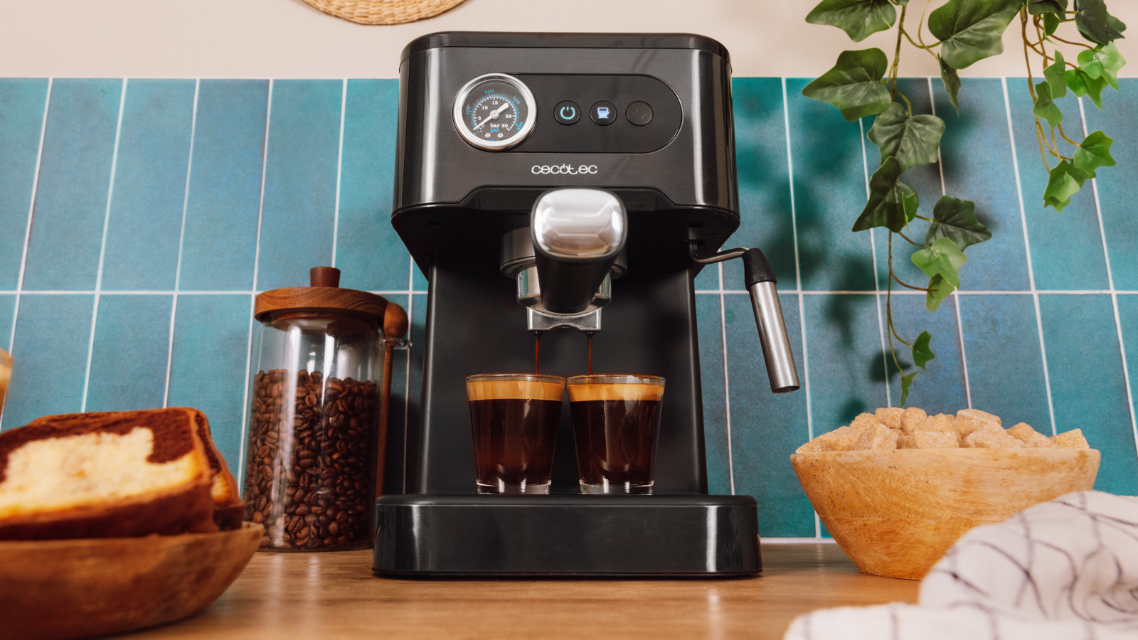 Vaporizador orientable con protección: espuma leche, emite agua caliente para infusiones y calienta líquidos.