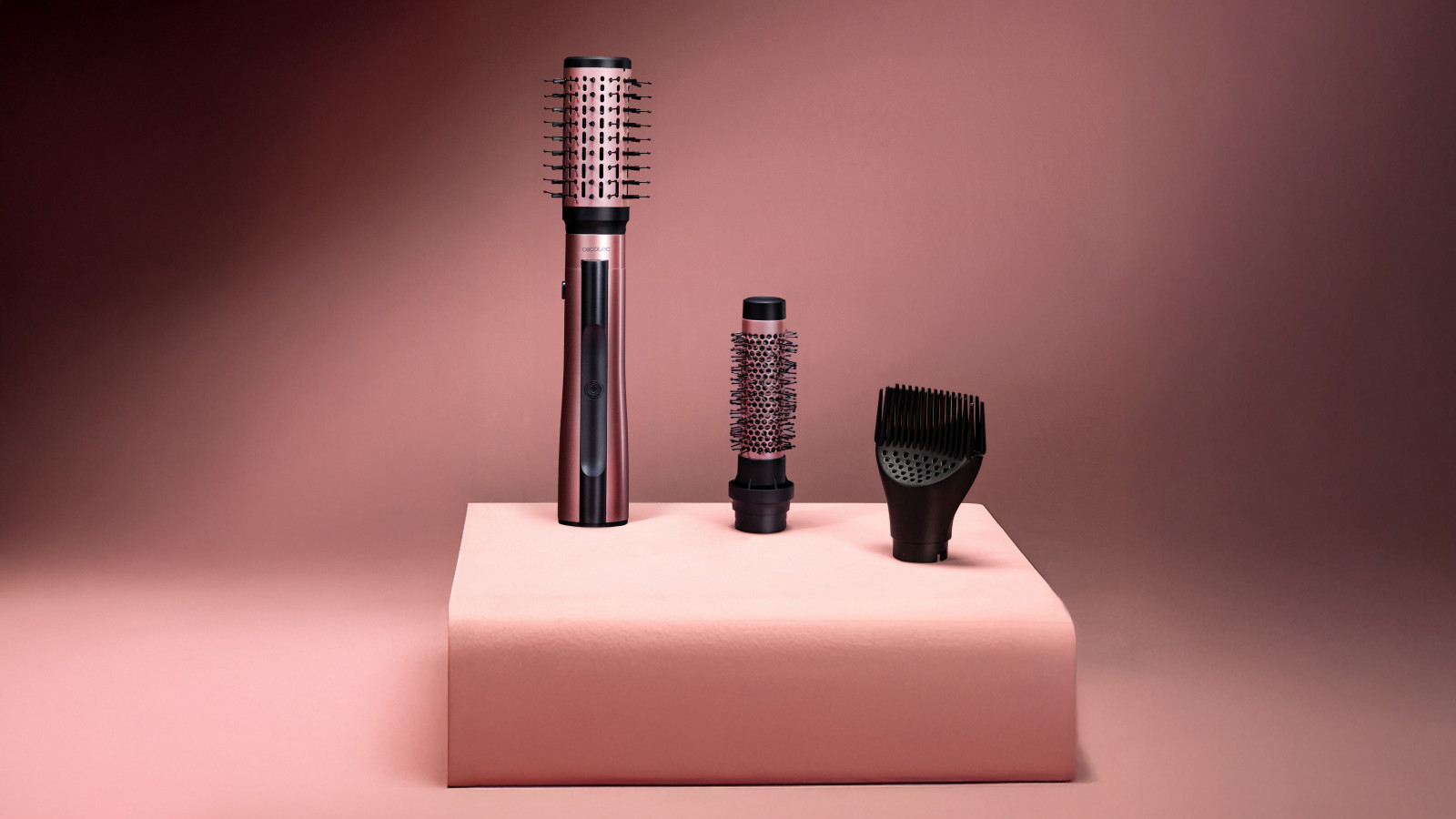 Descubre el poder del styling en casa con el CeramicCare 3in1 AirBrush, el cepillo de aire multifunción que seca, moldea y da volumen con resultados de salón. Con solo una herramienta, podrás conseguir looks suaves, definidos y con cuerpo en pocos minutos.