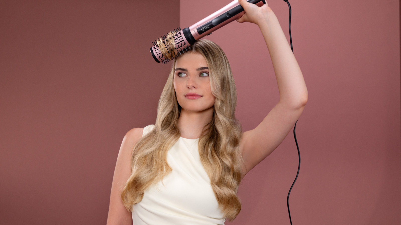 Su pantalla digital te permite controlar la temperatura seleccionada con total precisión, mientras que su tecnología iónica elimina el encrespamiento, controla la electricidad estática y deja tu cabello visiblemente más suave, brillante y saludable.