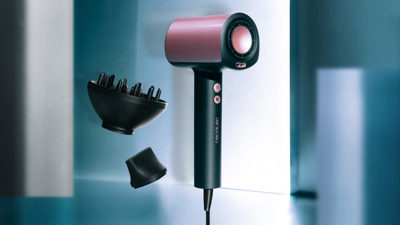 Descubre el DryGlam Nano Plasma, un secador de pelo BLDC que redefine la experiencia de secado con su motor Brushless de última generación. Este innovador motor elimina el uso de escobillas, reduciendo el desgaste y aumentando la eficiencia, lo que se traduce en un secador más duradero y con un rendimiento constante. Con una potencia de 110,000 RPM y 1600W, ofrece un secado rápido y eficiente, protegiendo la salud de tu cabello al reducir el tiempo de exposición al calor.