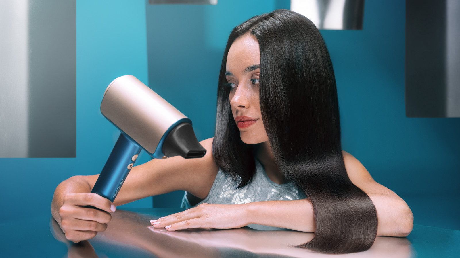 La función de plasma avanzada emite iones negativos y positivos, neutralizando la electricidad estática y dejando el cabello más suave y brillante. Esta tecnología ayuda a mantener la hidratación natural del cabello, evitando el encrespamiento y mejorando su manejabilidad. Además, el DryGlam Nano Plasma genera un flujo de aire potente, permitiendo un secado rápido y eficiente, ideal para quienes buscan resultados rápidos sin comprometer el cuidado del cabello.