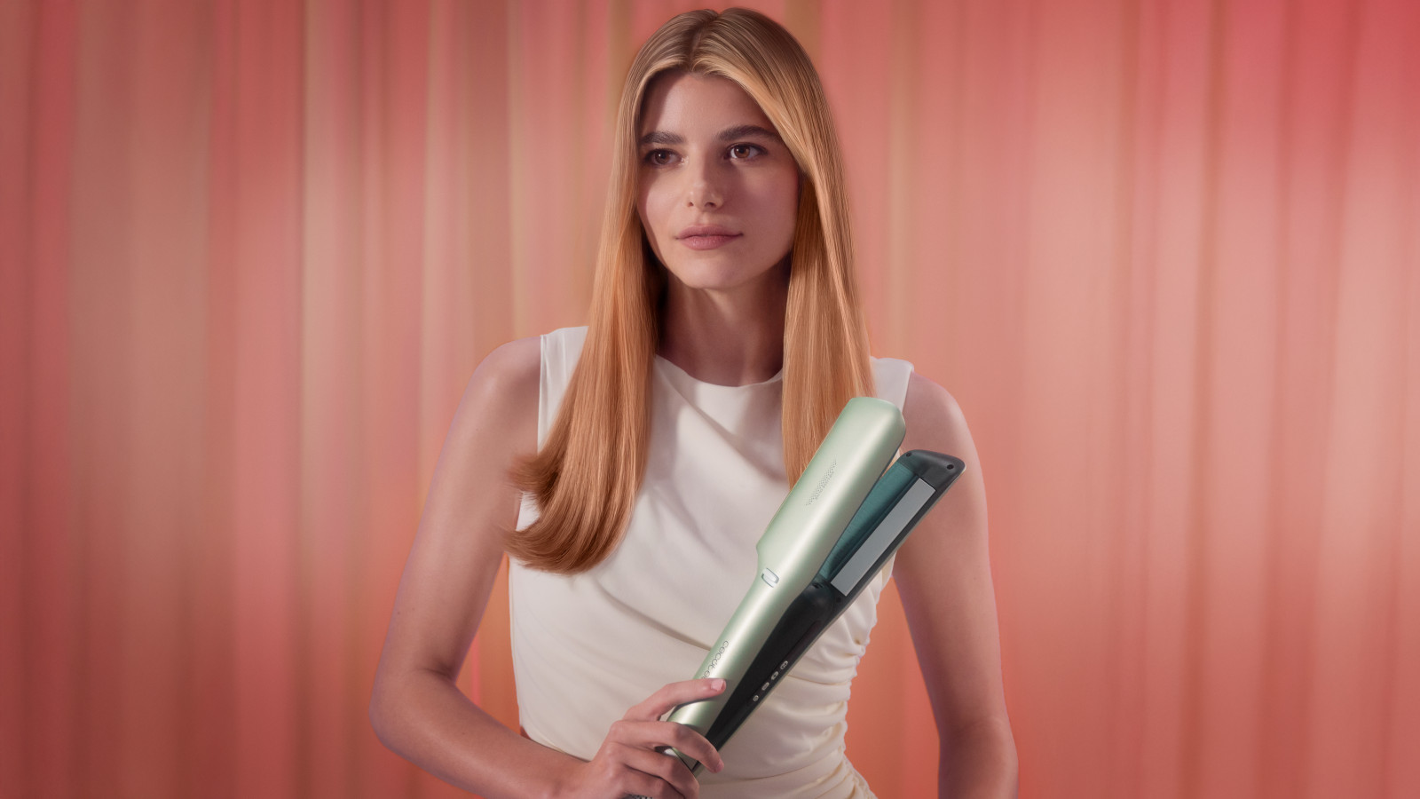 Cuida tu cabello con cada pasada: Su revestimiento cerámico enriquecido con keratina y aceite de argán protege y nutre tu cabello, mientras que la tecnología iónica elimina el encrespamiento y potencia el brillo natural. Además, evita someter tu melena a altas temperaturas gracias a la configuración de sus ajustes, manteniéndola saludable y suave.
