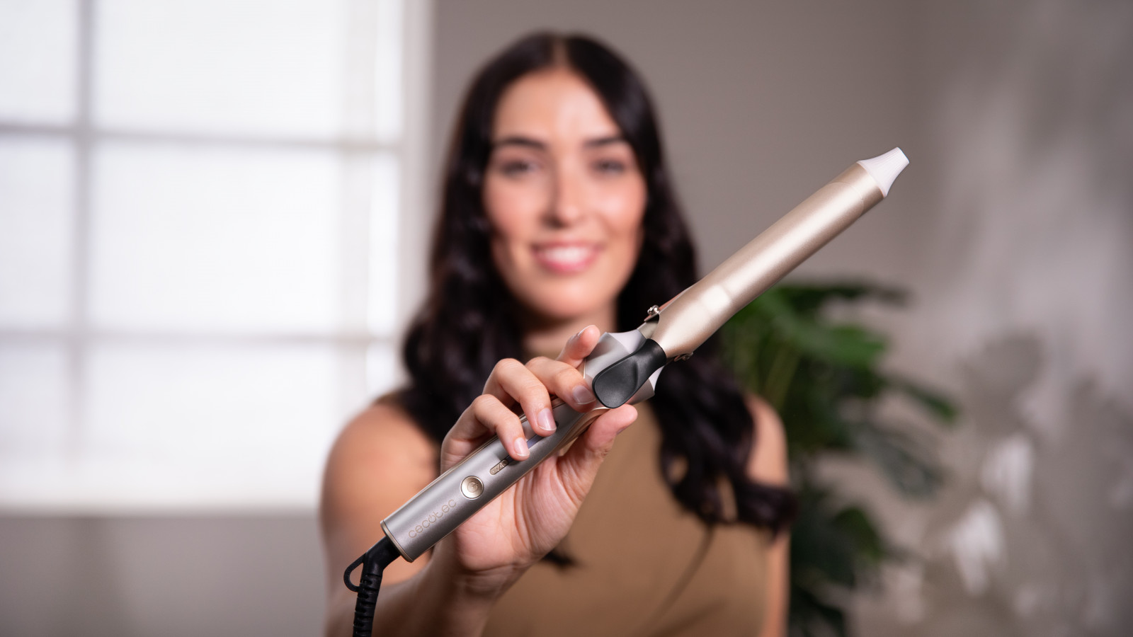SurfCare CurlClip, el rizador de pelo diseñado para ofrecer resultados de salón en casa. Consigue un cabello suave, brillante y sin frizz, gracias a su revestimiento cerámico con queratina y aceite de argán, mientras reduce el daño por calor. Con su pinza integrada, incluso los principiantes pueden lograr rizos definidos y uniformes con facilidad.