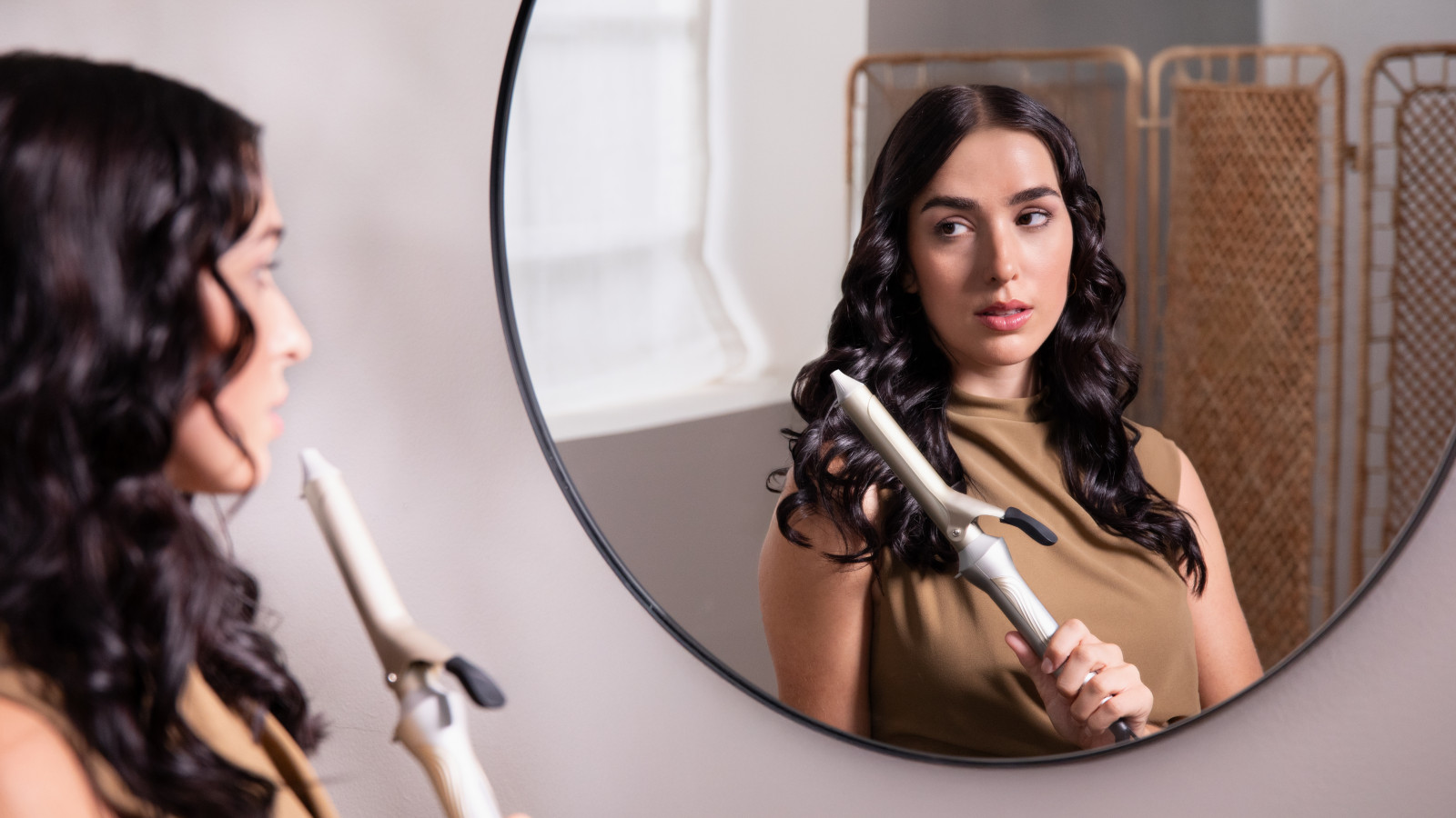 Personaliza tu experiencia de peinado con cinco ajustes de temperatura, desde 120º a 200º, adaptándose a todo tipo de cabello. La función de apagado automático te brinda tranquilidad, asegurando que el dispositivo se apague solo después de un tiempo de inactividad.
