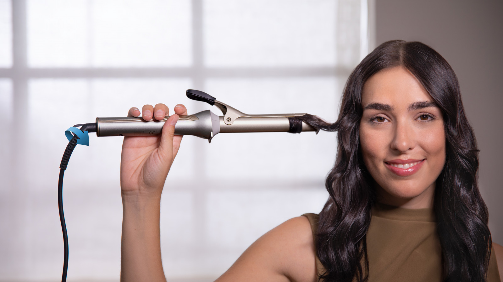 Disfruta de la libertad de movimiento con el cable giratorio de 360 grados, que evita enredos y facilita el uso del rizador desde cualquier ángulo. Con el SurfCare CurlClip, cada día es un buen día para lucir rizos perfectos.