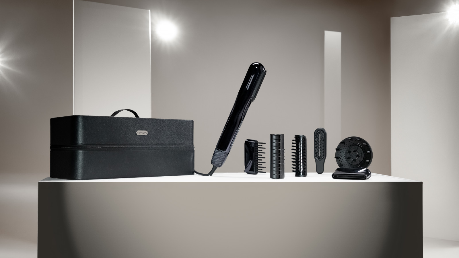 "AirLisse 6in1 Premium" es la solución definitiva para un estilizar tu cabello en casa. Esta plancha de pelo con aire combina la potencia de un secador con la precisión de una plancha, gracias a su flujo de aire de 13m/s y motor brushless de 112.000 rpm, asegurando un secado rápido y eficiente.