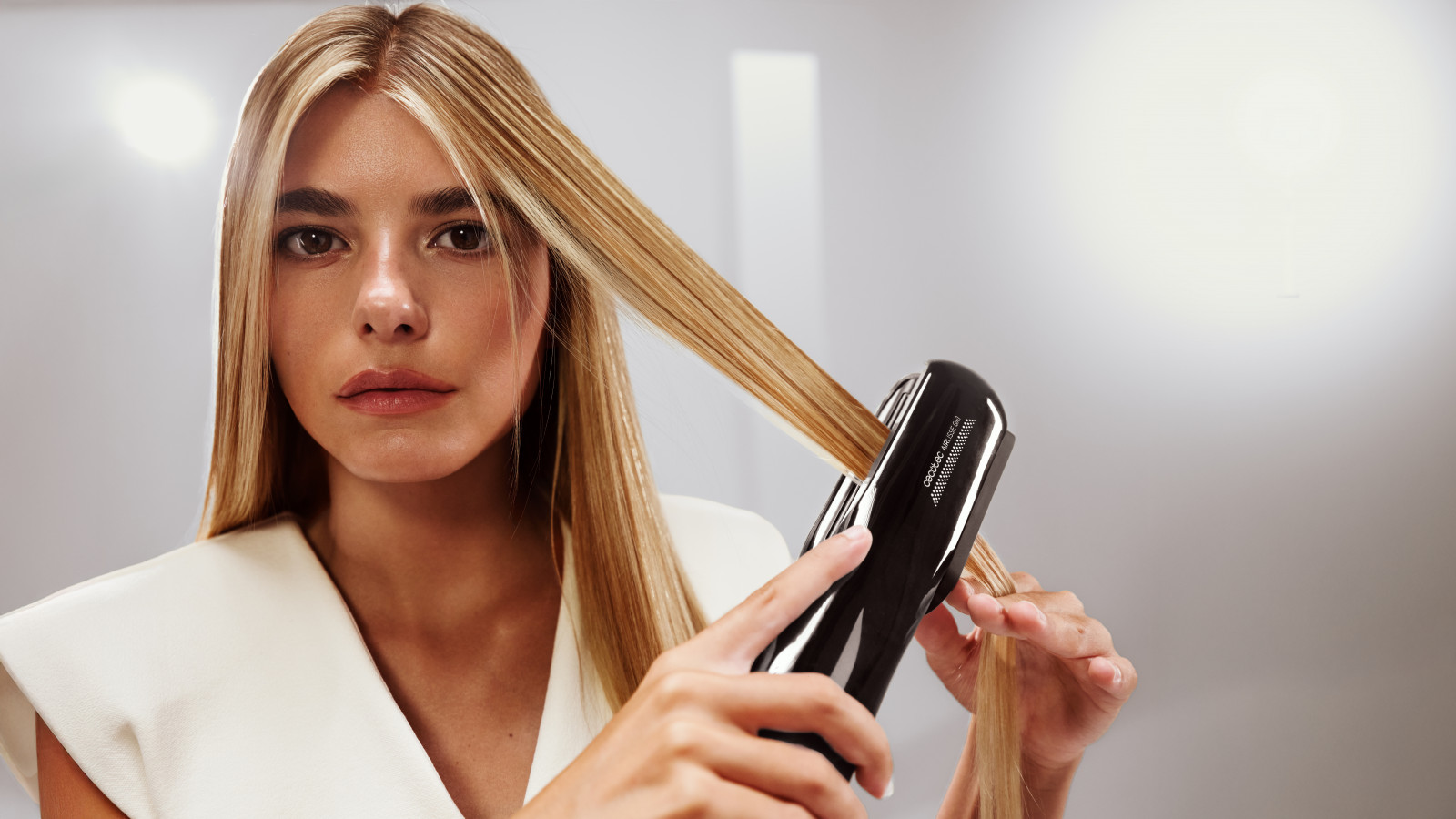 Incluye 6 cabezales: boquilla concentradora, cepillo desenredante, difusor, peine voluminizador, cepillo moldeador y cepillo antifrizz. Además, incluye 2 accesorios más: un estuche premium para almacenar el producto con todos sus cabezales y un cepillo de peinado convencional.