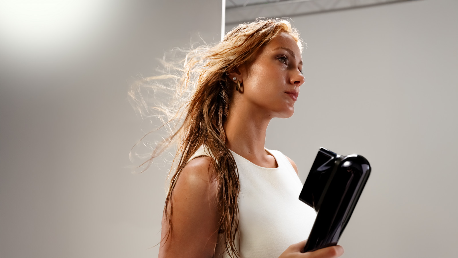 Con la innovadora función plasma, esta plancha emite iones que neutralizan el frizz y aumentan el brillo, sellando la humedad natural del cabello para un acabado duradero y saludable.