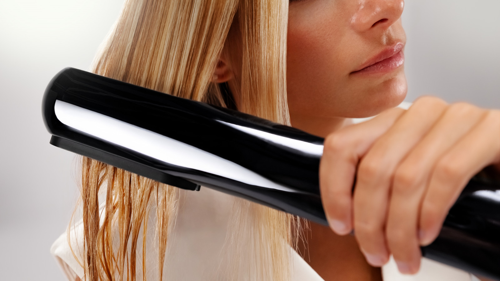 Este producto combina la potencia del aire con placas calefactoras avanzadas. Esto permite un secado y alisado simultáneo, optimizando el tiempo de peinado y reduciendo el daño al cabello. Garantiza un alisado y peinado rápido y uniforme con un acabado suave y brillante. Esta sinergia entre aire y calor proporciona resultados perfectos, dejando tu cabello perfectamente liso y manejable en cada uso.