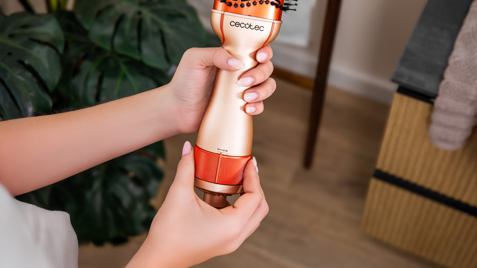 Dispone de un sistema de protección contra sobrecalentamientos para evitar daños en el cabello, además de una punta fría para que resulte más cómodo el agarre del cepillo y el moldeado del cabello.