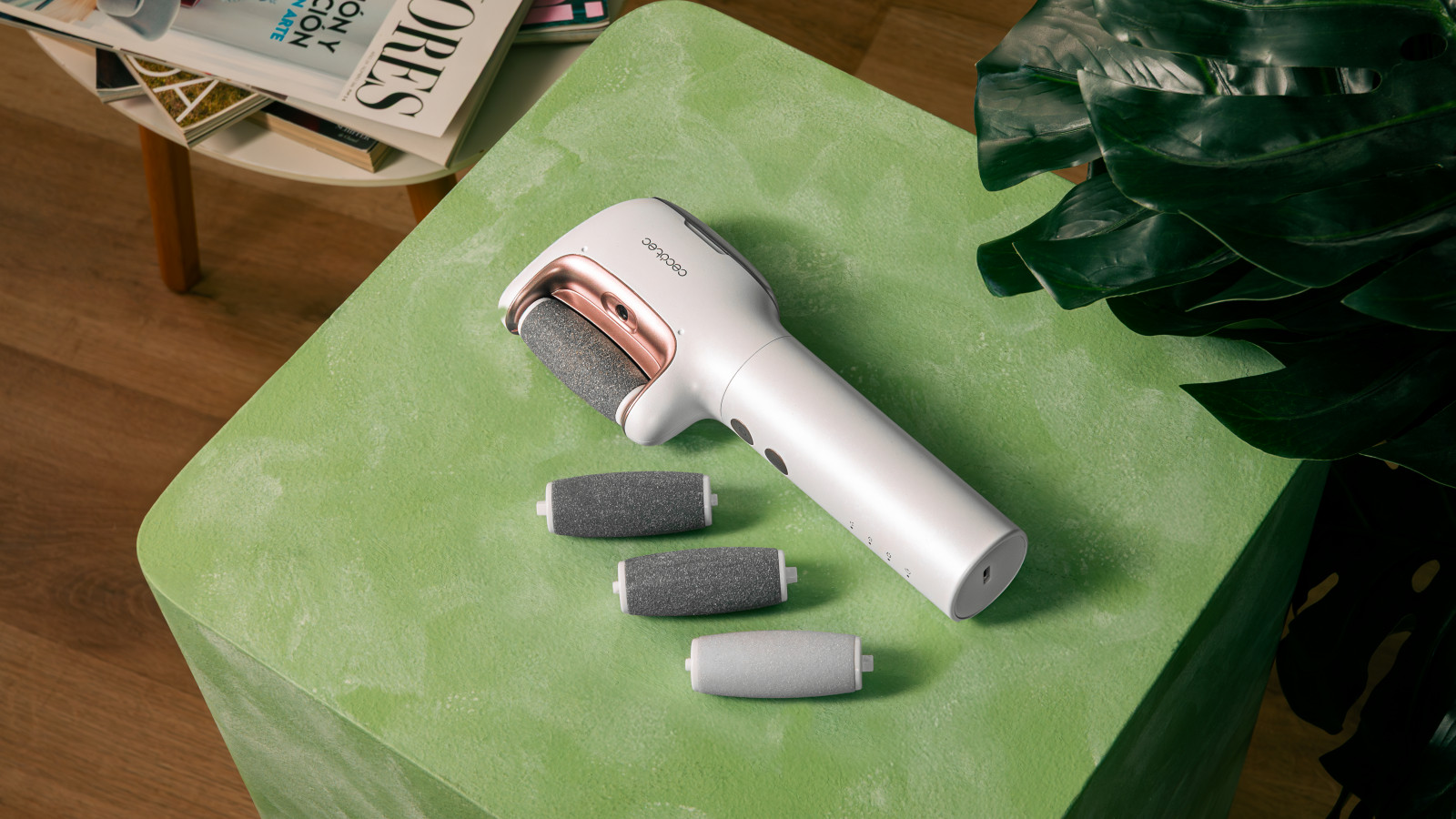 SkinCare Steam Silky, la solución definitiva para unos pies suaves y sin durezas, diseñada para brindarte una experiencia de cuidado personal superior. La SkinCare Steam Silky es una lima eléctrica para pies que elimina eficazmente las durezas, dejando tus pies suaves y renovados sin esfuerzo. Con su función vapor, puedes ablandar las durezas antes de eliminarlas, facilitando el proceso y haciéndolo más cómodo y efectivo.