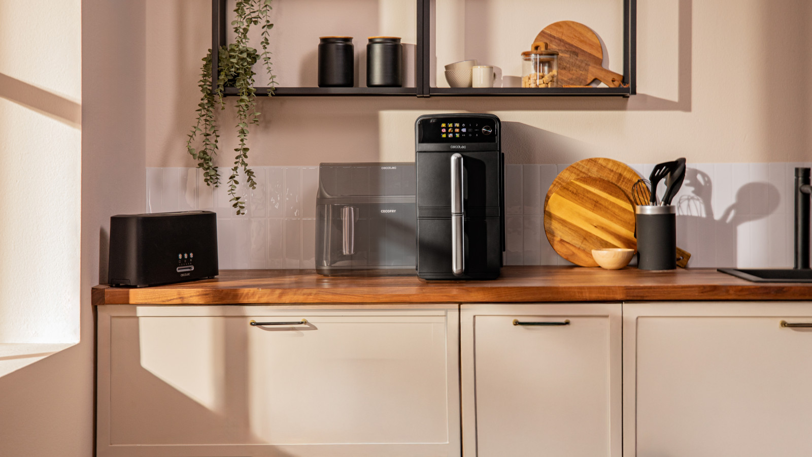 Prepara hasta 4 recetas a la vez. Incluye 2 racks elevadas que permiten cocinar uniformemente hasta 4 capas de alimentos. Cocción sincronizada entre cubetas. Función Sync: permite que ambas cubetas terminen de cocinar al mismo tiempo, aunque con configuraciones diferentes.