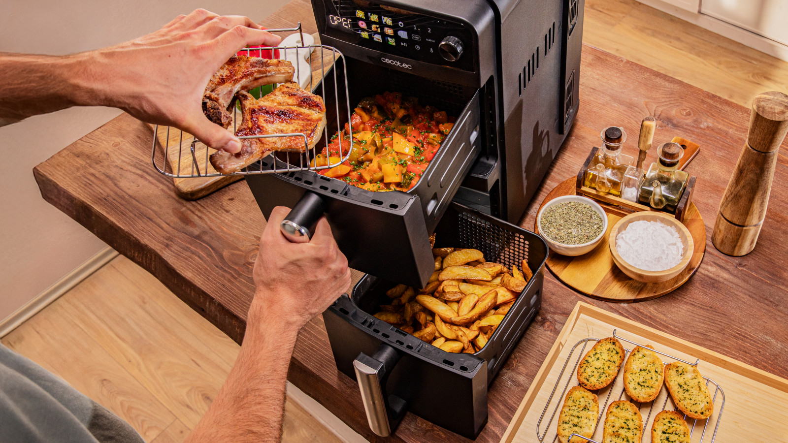 Cocción rápida y eficiente. 2400 W de potencia: asegura una cocción rápida y eficiente con todo tipo de recetas. Panel táctil multifunción a color. Cocina de manera cómoda e intuitiva.