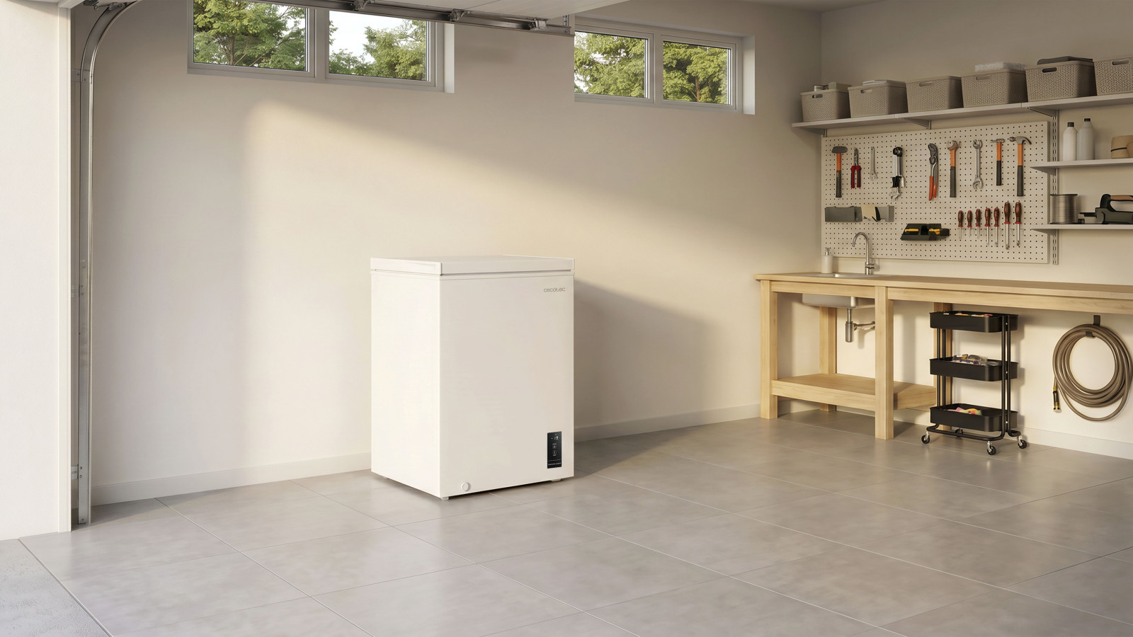 Diseño Funcional y Capacidad Optimizada El Cecotec Bolero CoolMarket Chest 99P White E redefine la practicidad con su congelador horizontal de 99L. Su diseño minimalista con tirador y bisagras integradas elimina enganchones y facilita su ubicación en cualquier espacio. La revolucionaria ZeroG FlexiDoor permite posicionar la puerta en cualquier ángulo entre 30° y 80°, liberando tus manos mientras garantiza un cierre hermético automático.