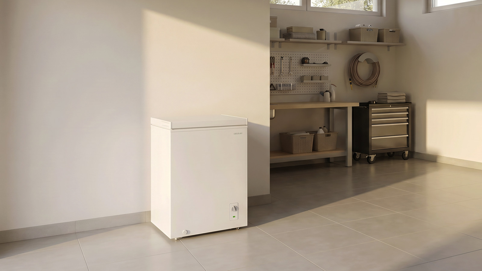 Diseño Funcional y Capacidad Optimizada El Cecotec Bolero CoolMarket Chest 99M White D redefine la practicidad con su congelador horizontal de 99L.