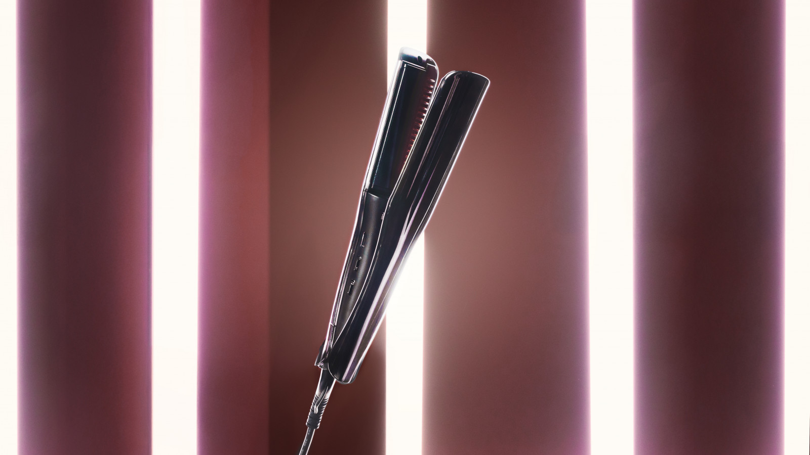 Descubre Lisse iSteamy, la plancha de pelo con tecnología de vapor e infrarrojos más avanzada y elegante del mercado. Diseñada para transformar el alisado en una experiencia de cuidado capilar, protege tu cabello desde el primer uso. La acción del vapor retiene la hidratación natural de tu melena, evitando el daño por calor y dejando un acabado suave y brillante.