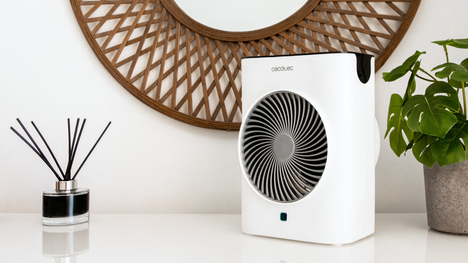 Termoventilador con 2000 W de potencia para conseguir un ambiente más cálido en la estancia en la cual sea ubicado.