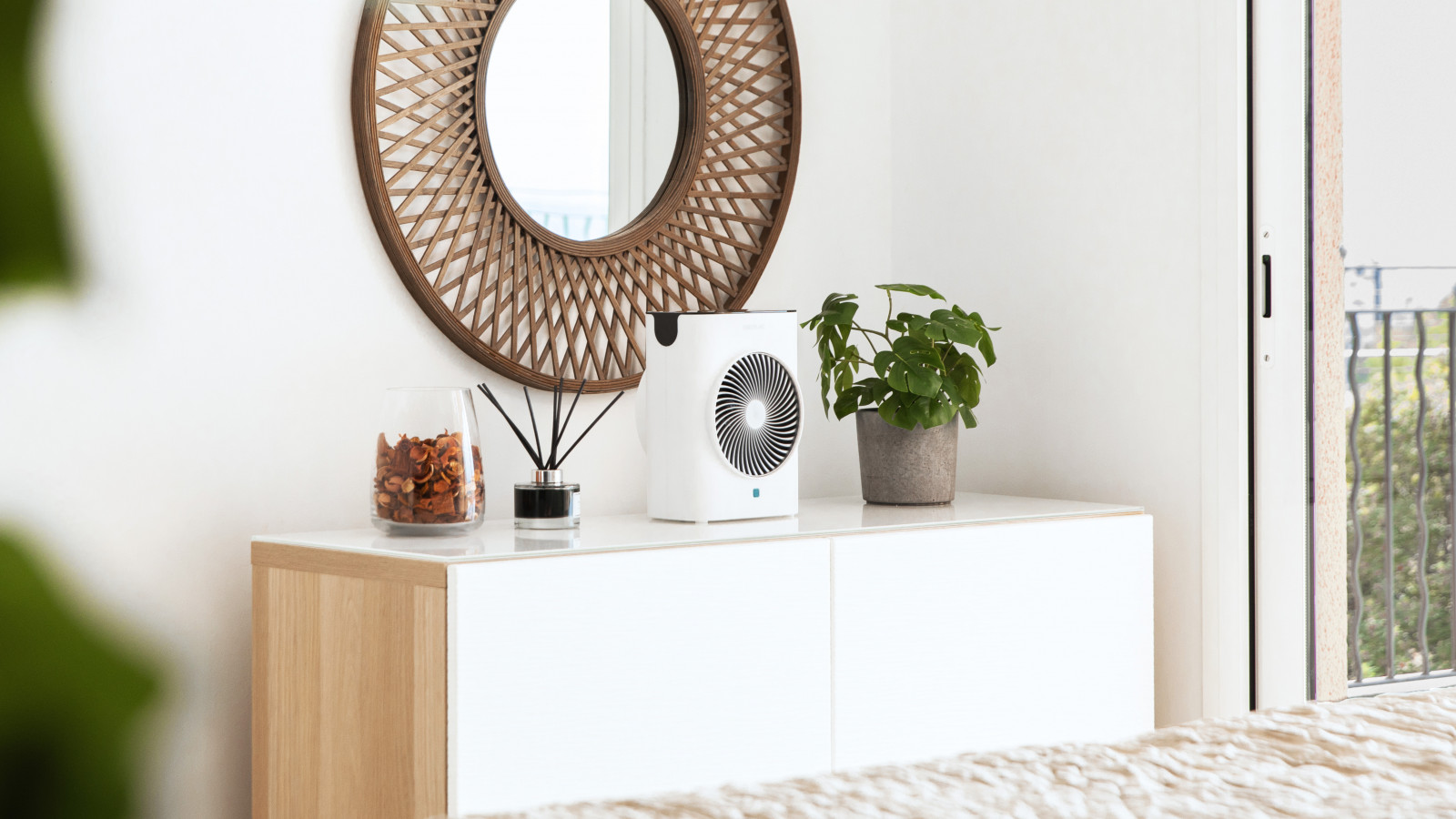 Cuenta con 3 modos de funcionamiento: Cool / Warm / Hot. Además, posee un termostato regulable, gracias al cual se puede seleccionar entre 2 niveles de potencia perfecto para conseguir un ambiente más cálido en estancias de unos 20 m².