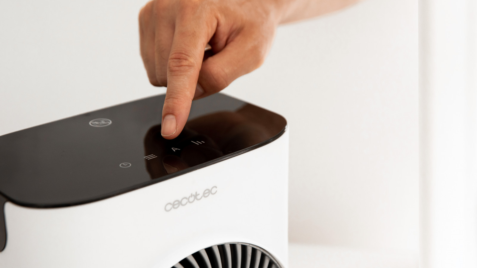 Control total gracias a su mando a distancia, con el cual se puede seleccionar el funcionamiento del termoventilador. Cómodo control táctil a través de su pantalla LED donde se pueden visualizar las configuraciones seleccionadas.