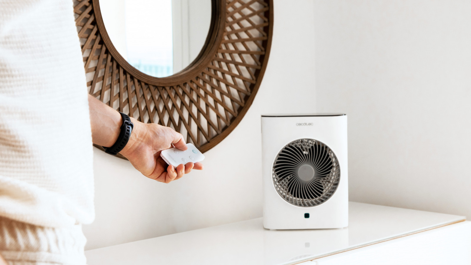 Cuenta con un asa en su parte superior, que unido a su ligereza, permite trasladar el termoventilador de manera cómoda por el hogar. Además, tiene una gran estabilidad, evitando así que pueda volcarse o caerse.