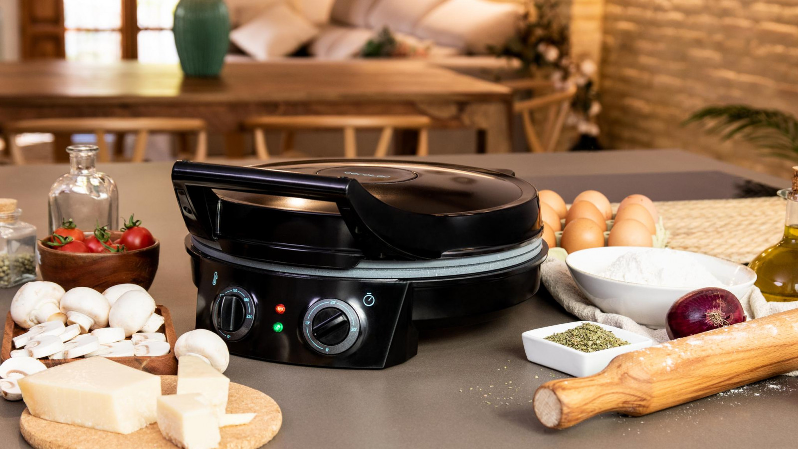 Con temporizador de hasta 30 minutos y apertura de 180º que aporta versatilidad pudiendo cocinar tanto pizzas como crepes, tostadas, etc.