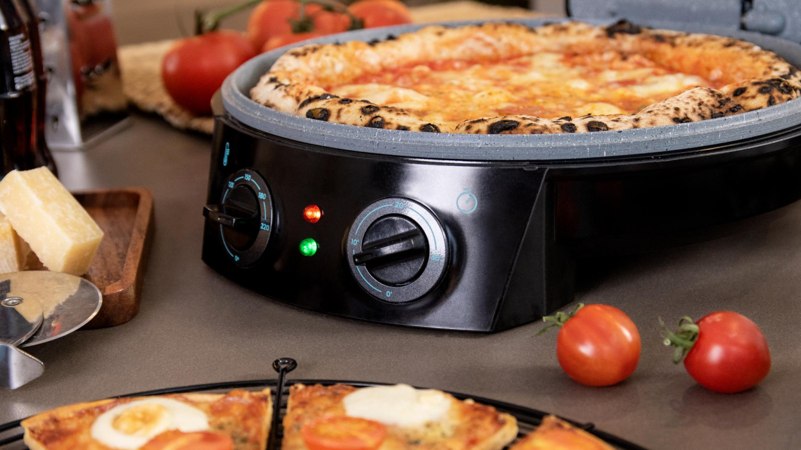 Además tiene un almacenamiento para guardar el cable de alimentación y es fácil de limpiar gracias a las placas antiadherentes de revestimiento RockStone.