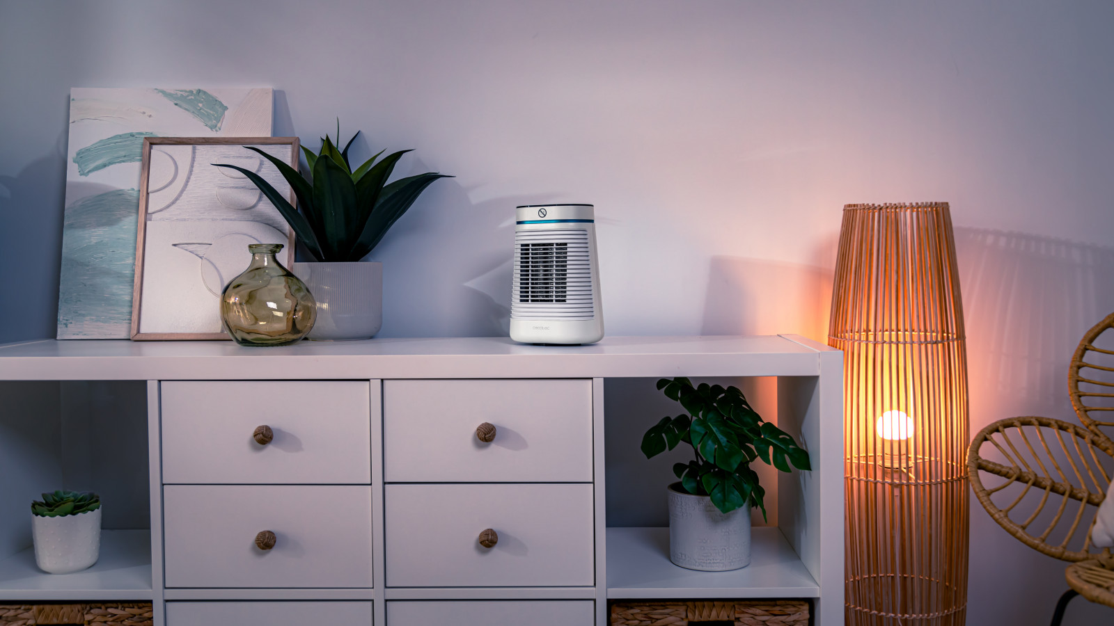 Calefactor cerámico con 1500 W de potencia que gracias a su Ceramic Technology es capaz de conseguir un ambiente más cálido en la estancia en la cual sea ubicado.