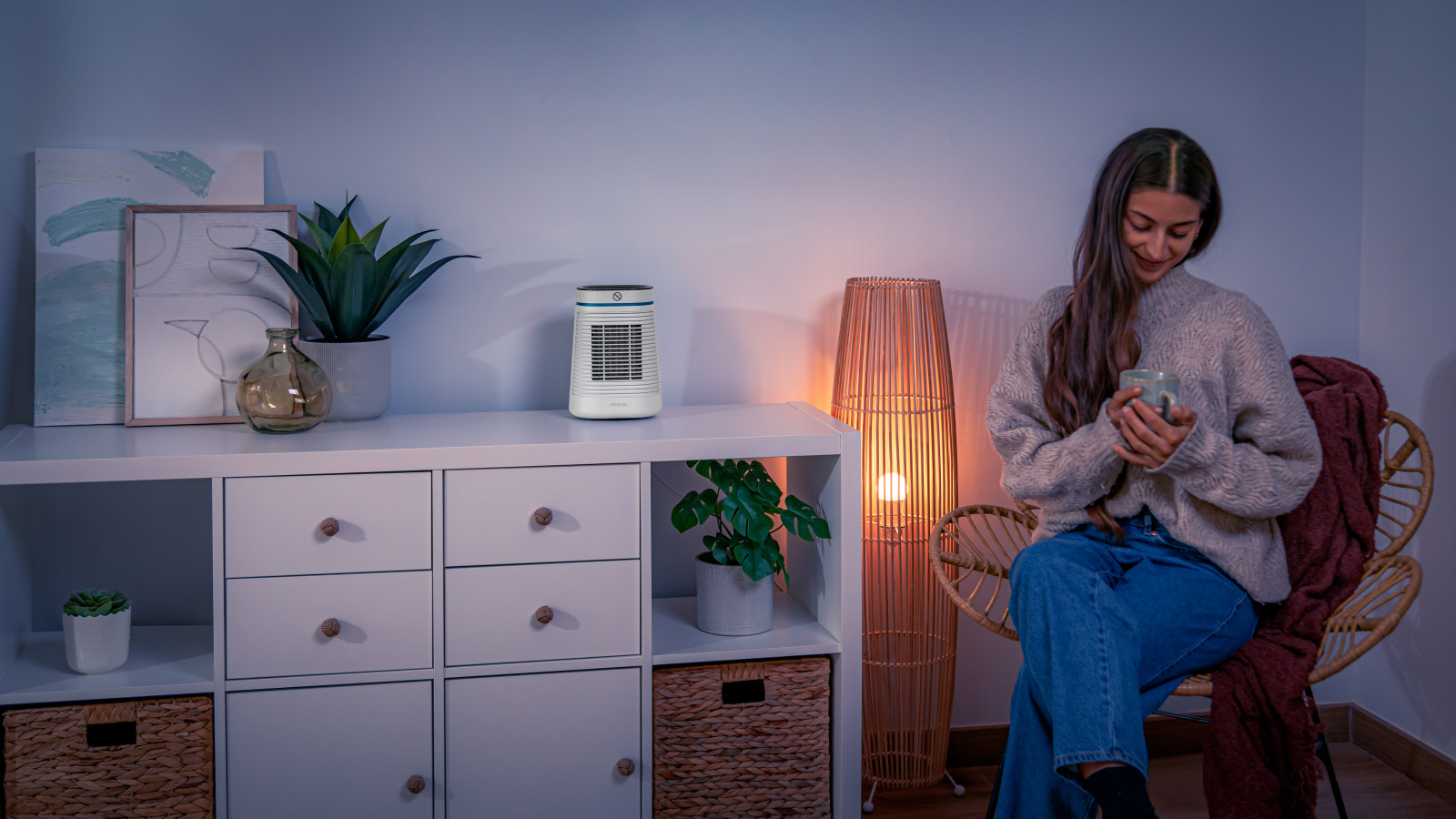 Perfecto para conseguir un ambiente más cálido en estancias de unos 15 m². Además, cuenta con unl termostato regulable para adaptar la temperatura según las necesidades de cada momento y cuenta con 3 modos de funcionamiento.