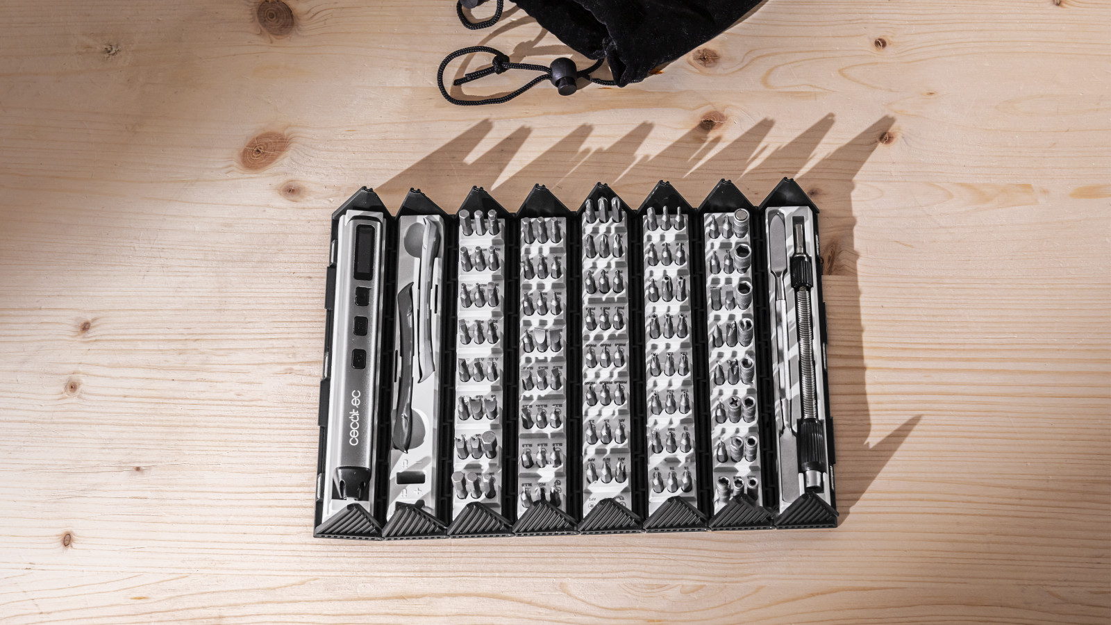 Estuche caledoscopico de plástico duro, con cierre seguro para mantener tu herramienta siempre protegida y ordenada.Magnetizador integrado para máxima precisión. Incluye magnetizador integrado en el estuche, ideal para sujetar tornillos pequeños y evitar pérdidas durante la reparación. Destornillador ideal para reparar tus dispositivos. Incluye todos los accesorios necesarios para reparar móviles, tablets y electrónica de precisión