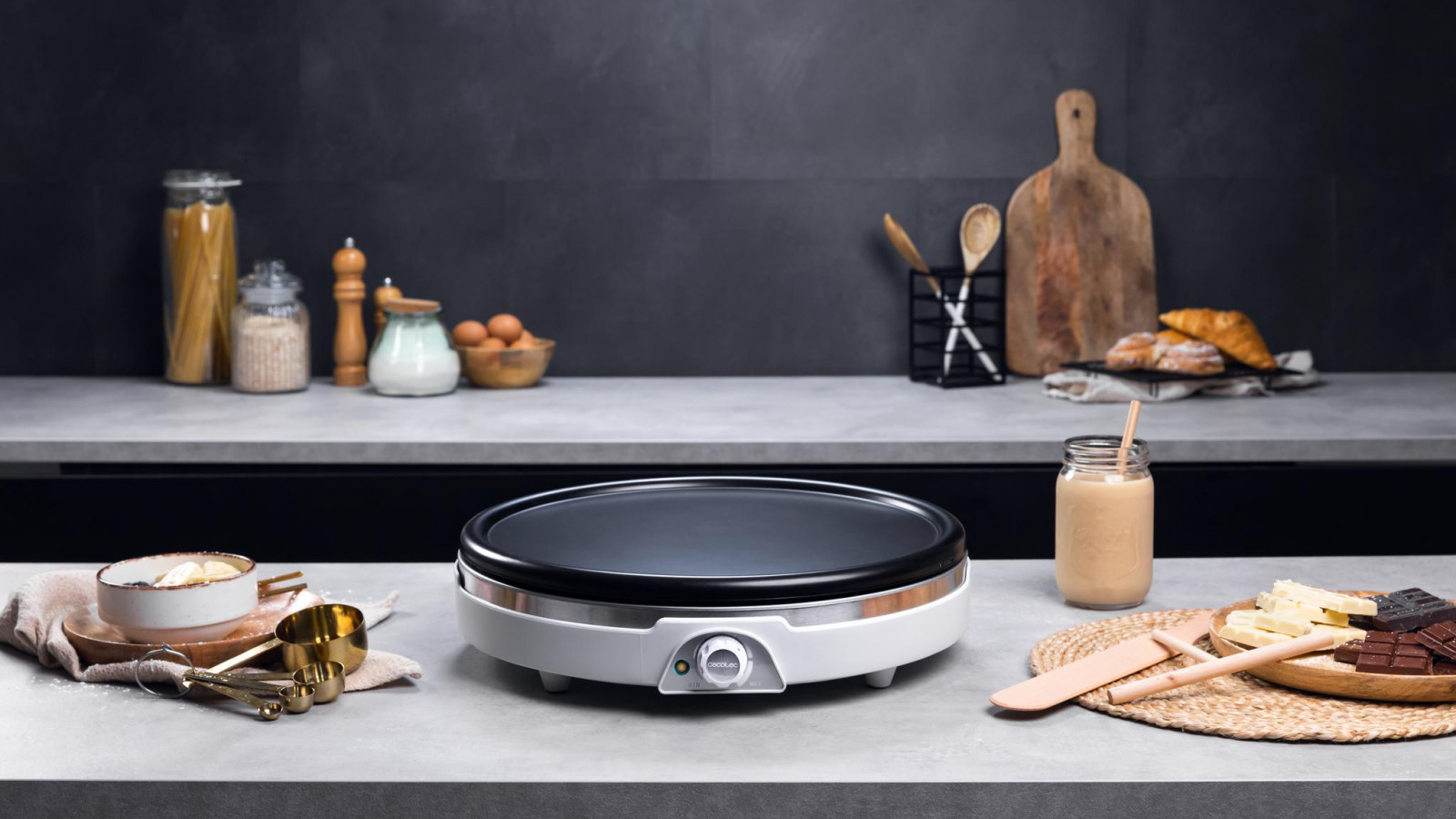 Crepera de acero inoxidable de gran calidad y de 1350 W de potencia para lograr rápidamente fantásticos crepes.