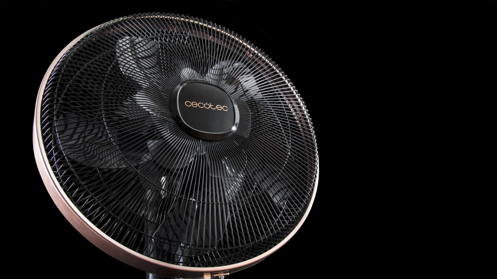 Las 16 pulgadas del ventilador, equivalentes a 40 cm, le aportan un gran diámetro que potencia la salida del flujo de aire junto con sus 10 aspas. Además, gracias a su barra telescópica ajustable de 115 a 135 cm, podrás elegir la altura deseada.