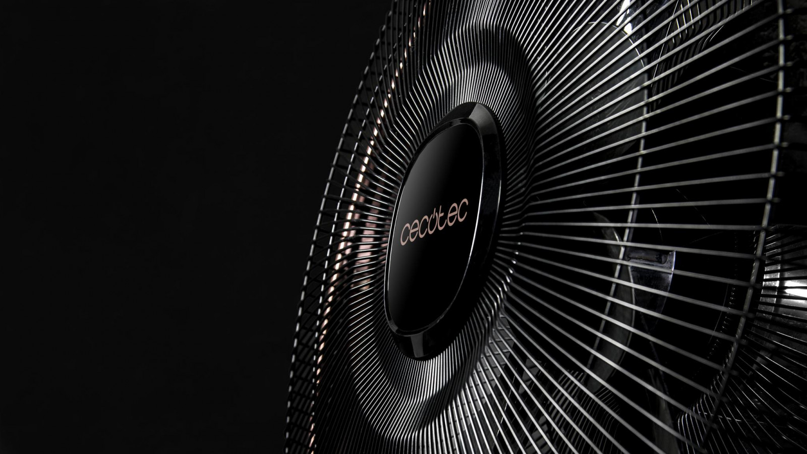 Posee 24 velocidades y 3 modos (Eco, Sleep y Turbo) que permiten regular la intensidad del flujo del aire en función de las necesidades de cada momento de la manera más silenciosa con EnergySilence Technology.