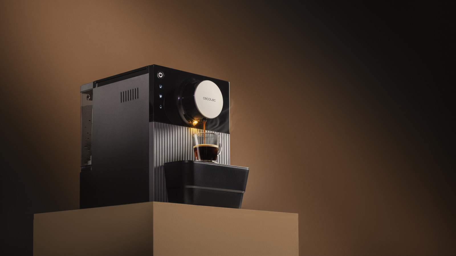 Cremmaet Cube es la solución ideal para los amantes del café que buscan calidad y comodidad en su rutina diaria. Con una potencia de 1350 W y 19 bares de presión. Esta cafetera superautomática garantiza un espresso cremoso y lleno de sabor en cuestión de segundos.