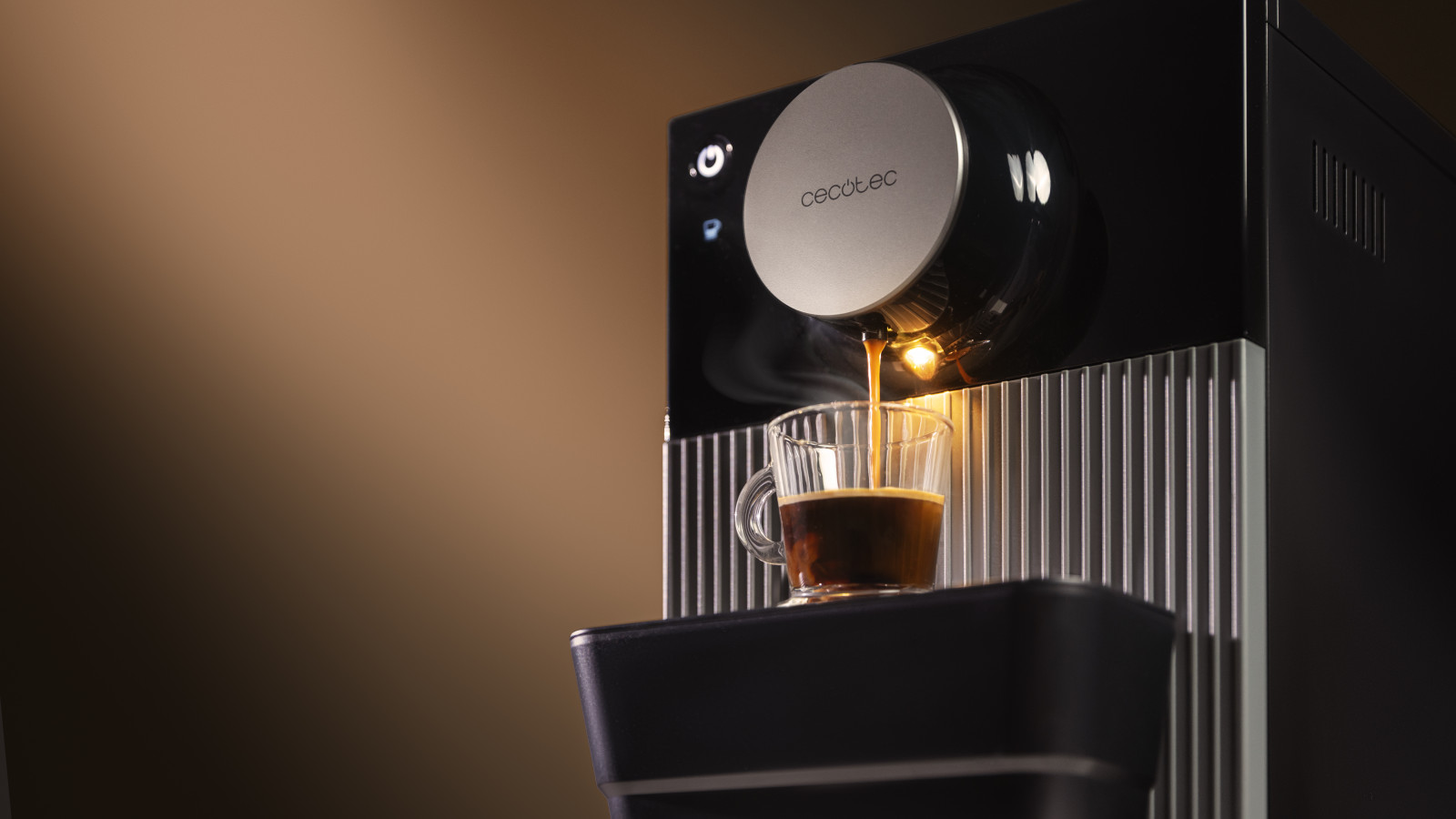 Diseñada para adaptarse a todas tus necesidades, cuenta con un depósito de agua de 1,1 L, una capacidad para 110 g de granos de café, y la posibilidad de ajustar entre 5 niveles de molienda. Además, sus cuchillas de acero inoxidable aseguran un molido uniforme y duradero, mientras que la función de descalcificación facilita el mantenimiento, garantizando un rendimiento óptimo con el paso del tiempo.