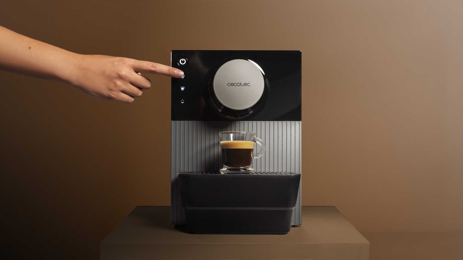 Gracias a su tecnología Thermoblock individual, cada taza se prepara a la temperatura ideal, mientras que la opción de agua caliente es perfecta para infusiones. Además, su capacidad para guardar los ajustes del café asegura que siempre disfrutarás de la bebida exactamente cómo te gusta.