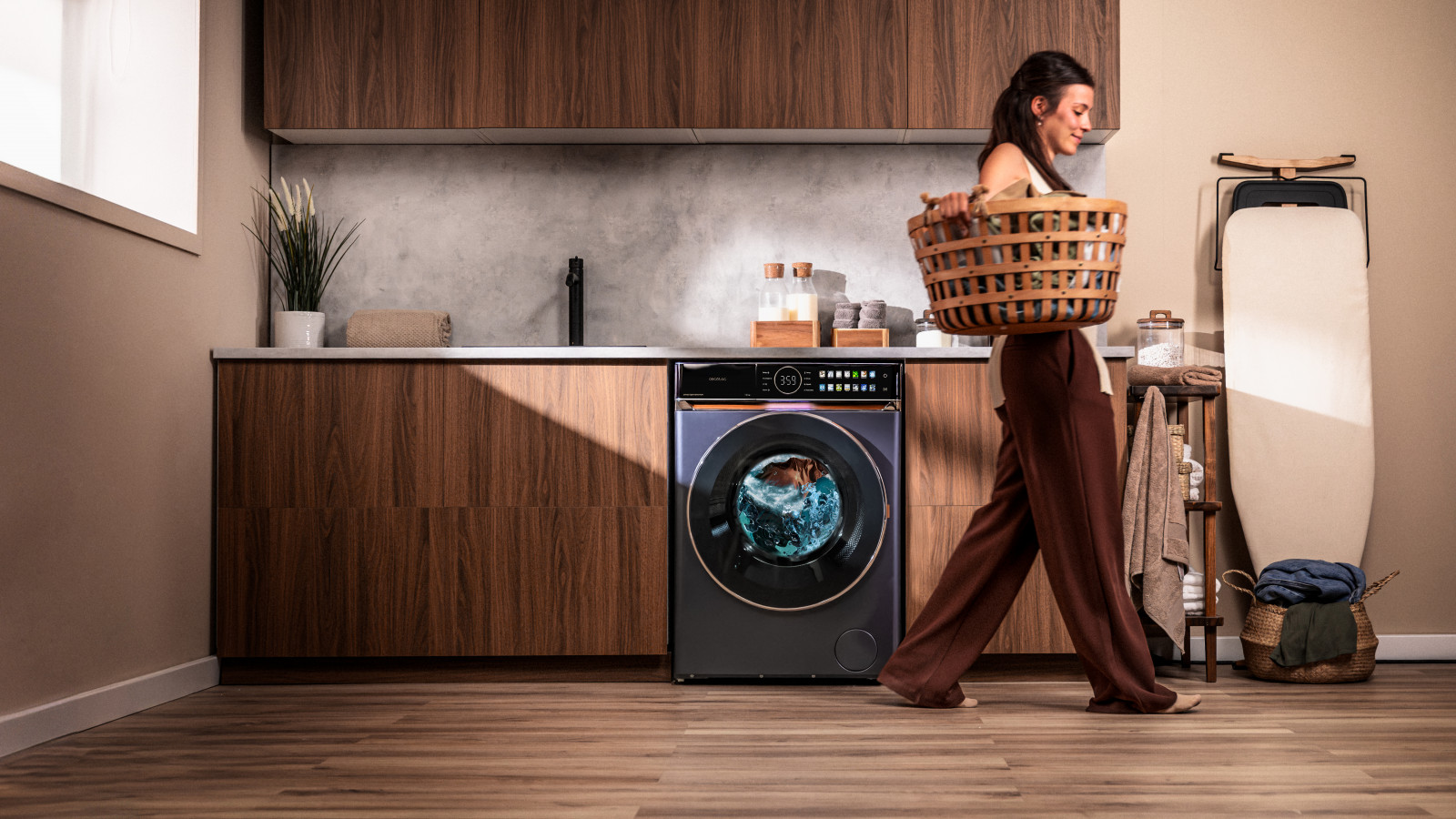 Esta lavadora de 12 kg y clasificación energética A te permite lavar grandes cantidades de ropa en un solo ciclo, ahorrando tiempo y energía.