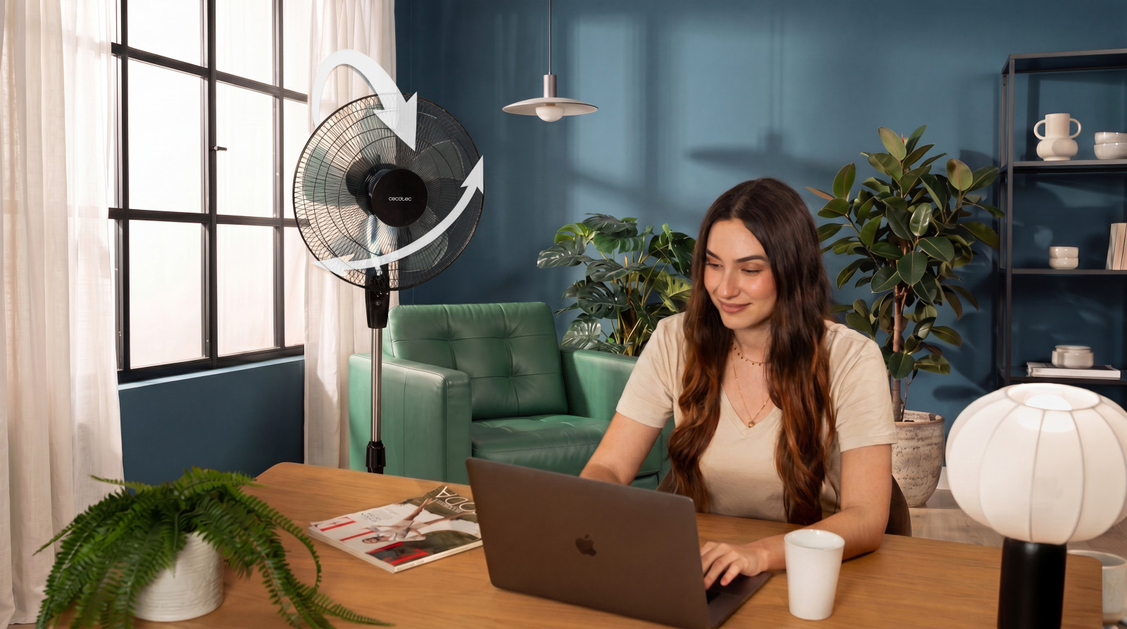 Oscilación automática que facilita la distribución del aire fresco en la estancia en la cual sea ubicado.
El ventilador es completamente regulable con una barra telescópica ajustable que se adecua a cada usuario y situación. También se puede seleccionar el ángulo de incidencia del flujo de aire.
