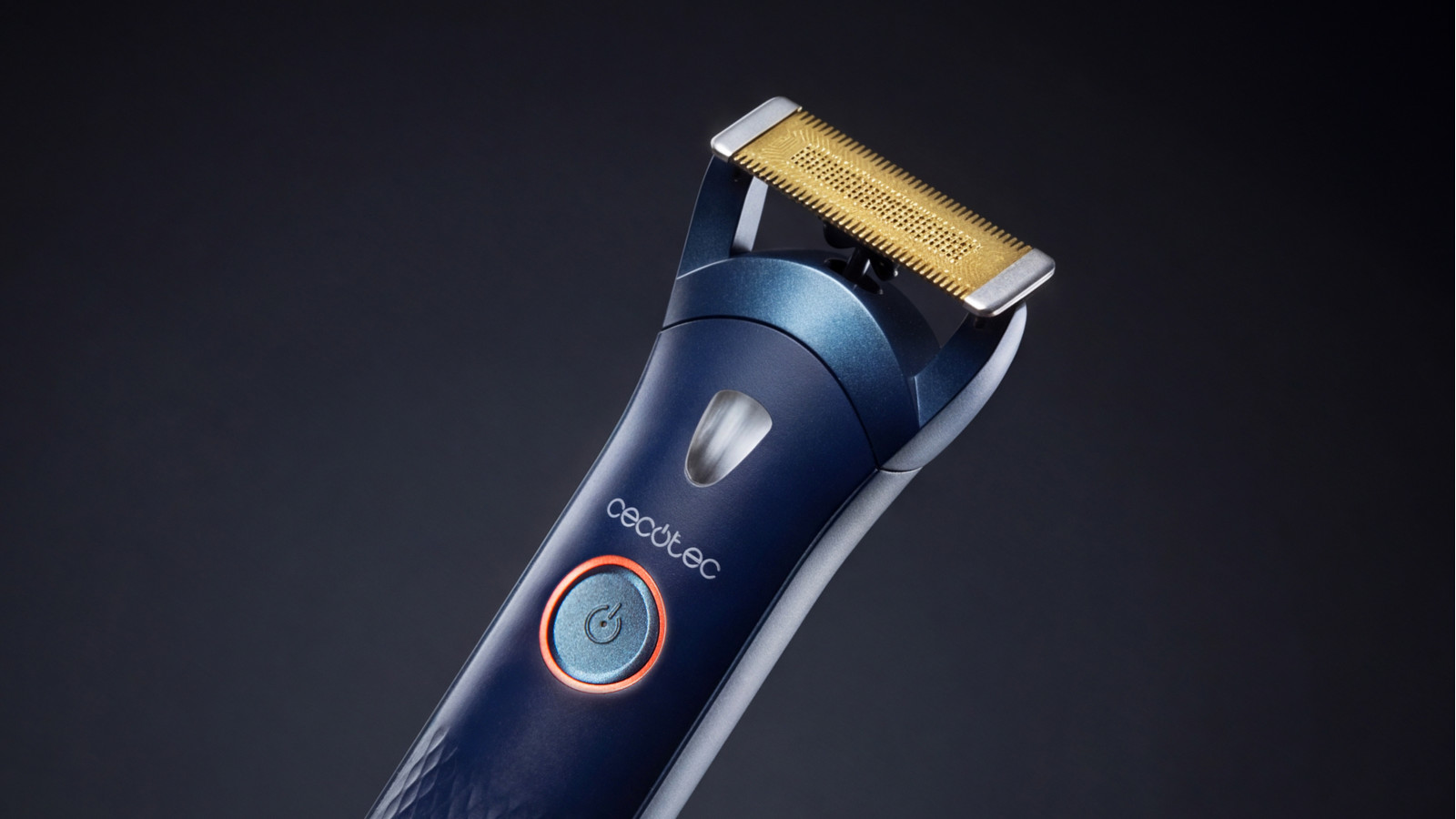 El cabezal flexible se adapta a los contornos del rostro, permitiendo afeitar, perfilar y recortar con facilidad y precisión. Con un peine ajustable que ofrece múltiples longitudes de corte (0.5 a 8 mm) y 1 cabezal laminar, puedes personalizar tu estilo según tus preferencias, asegurando siempre el mejor acabado. Estas características aseguran que tu experiencia de afeitado sea no solo efectiva, sino también cómoda y adaptada a tus necesidades.