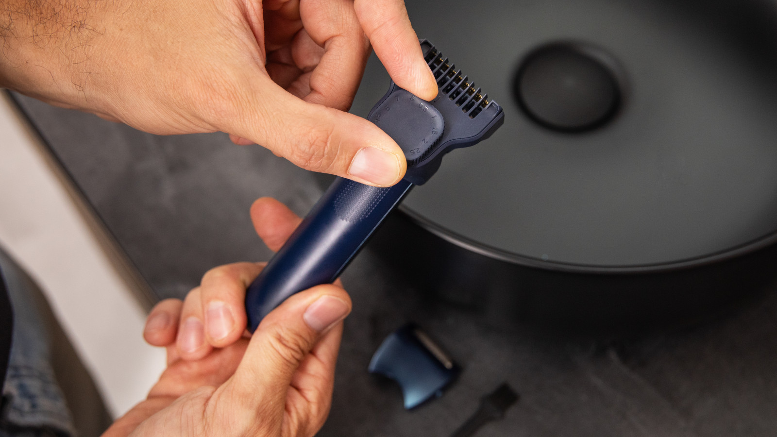 Con clasificación IPX7, la recortadora es resistente al agua, permitiendo un uso seguro bajo el agua y facilitando su limpieza. El easy-to-grip rubberized mango proporciona un agarre seguro, mejorando la precisión y el control durante el afeitado. Estas características aseguran que puedas usar la recortadora con confianza y comodidad en cualquier situación.