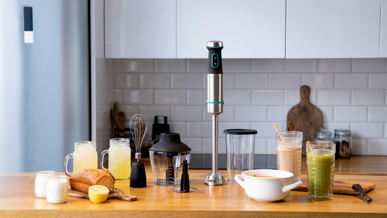 Batidora de mano con 1200 W de potencia máxima, perfecta para conseguir mezclas finas y homogéneas de forma rápida y sin esfuerzos.