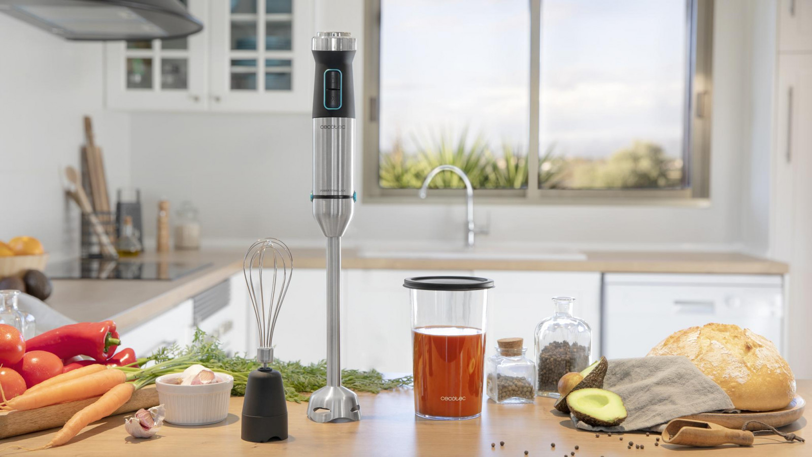 Batidora de mano con 1500 W de potencia máxima, perfecta para conseguir mezclas finas y homogéneas de forma rápida y sin esfuerzos.
