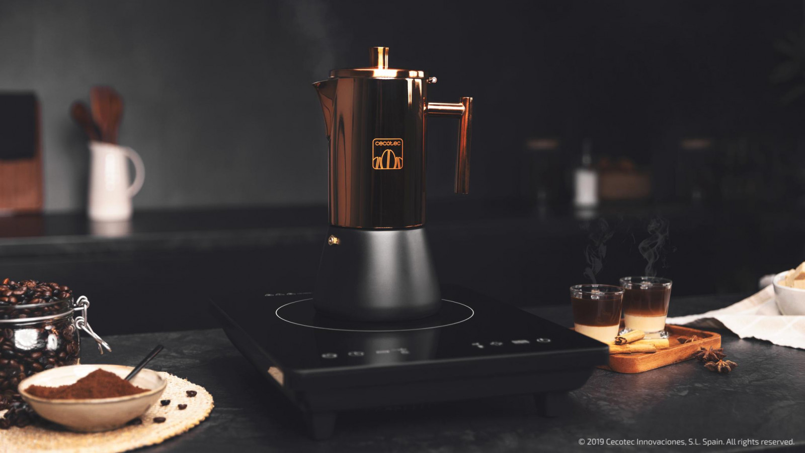 Cafetera italiana fabricada en acero inoxidable de gran calidad con diseño elegante, para hacer el café con el mejor cuerpo y aroma.